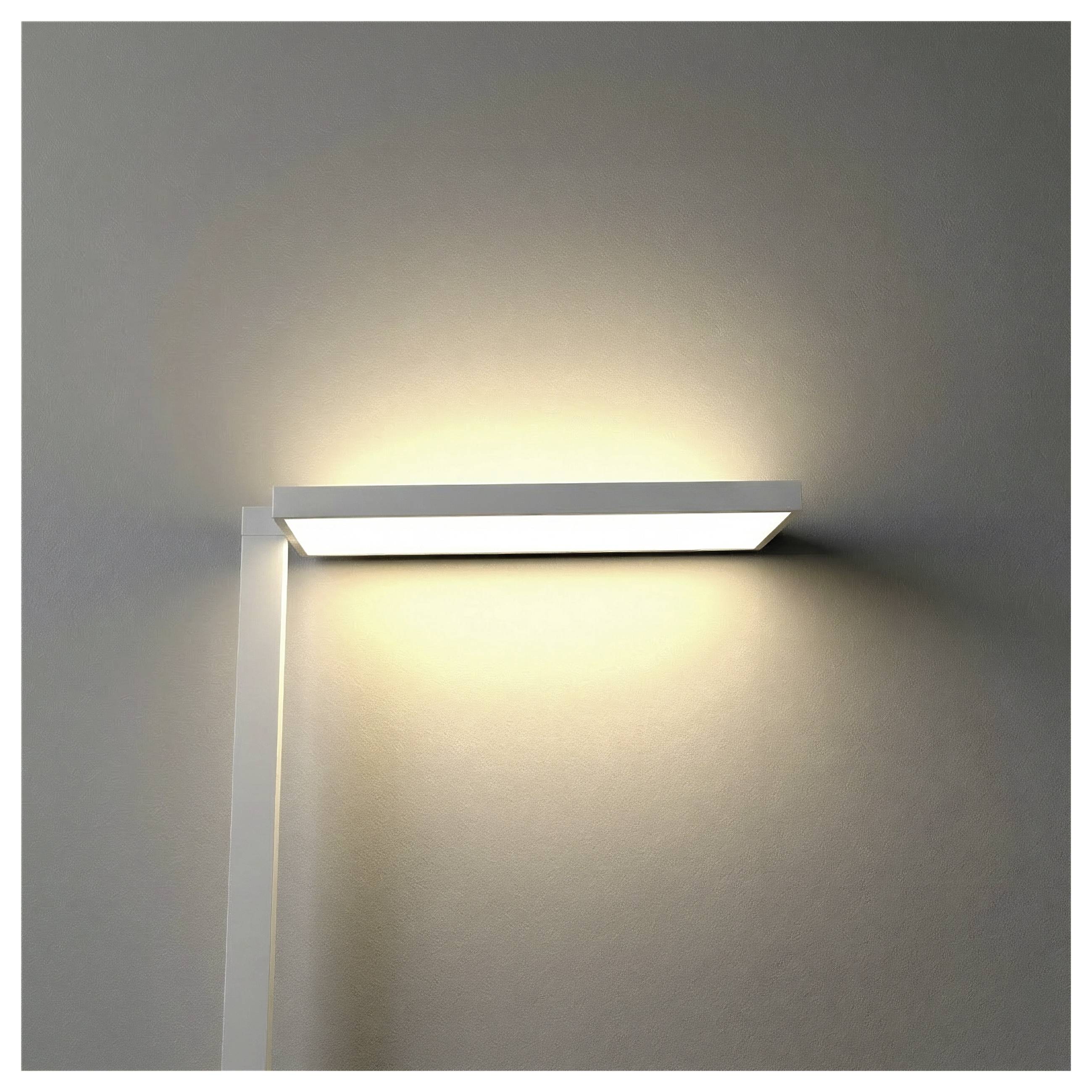 An der Wand angebrachte moderne LED-Leuchte, die ein warmes Licht auf eine schlichte graue Wand wirft.