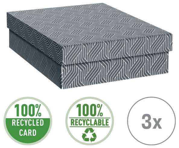 Gemusterter Karton mit Etiketten, die 100% recycelten Karton, 100% Recycelbarkeit und 3x Haltbarkeit zeigen.