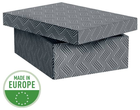 Gemusterter grauer Geschenkkarton mit Deckel, mit einem grünen Abzeichen mit der Aufschrift „Made in Europe
