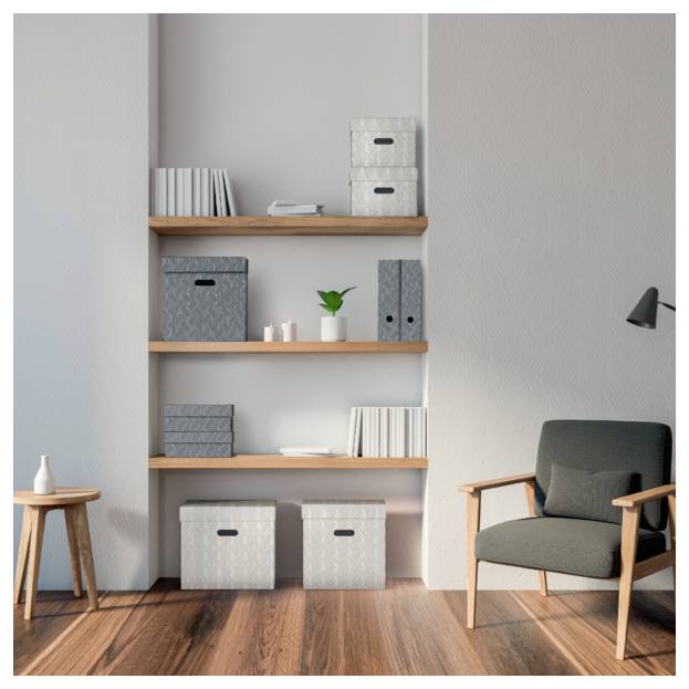 Minimalistisches modernes Wohnzimmer mit eingebauten Regalen, die Aufbewahrungsboxen und Bücher halten, plus einen Sessel, einen Beistelltisch und eine Stehlampe auf einem Holzboden.