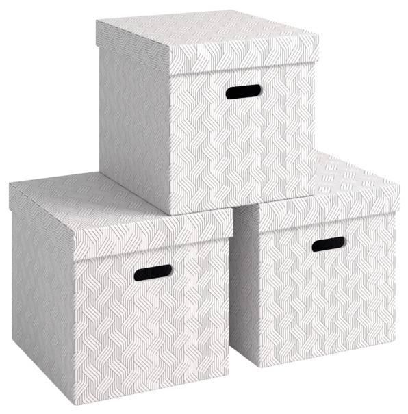 Drei gemusterte Aufbewahrungsboxen sind übereinander gestapelt, wobei eine Box oben in der Mitte auf zwei nebeneinander angeordneten Boxen zentriert ist.