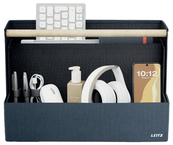 Organisierter Schreibtisch-Aufbewahrungsständer mit Halterungen für Tastatur, Maus, Kopfhörer, Telefon, Kabel, Stift, Notizbuch und Handdesinfektionsmittel.