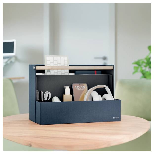 Schreibtisch-Organisationsbox mit Kopfhörern, Stiften, einem Telefon und kleinen Zubehörteilen auf einem runden Tisch in einem modernen Büro.