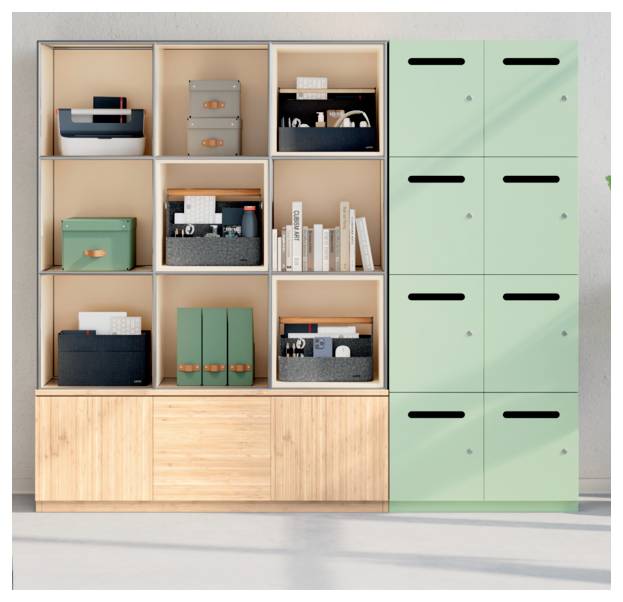 Holzregale mit Fächern, Aufbewahrungsboxen, Aktenordnern und Büchern neben mintgrünen Schränken im Lockerstil.