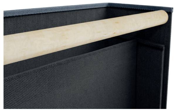 Eine Kleiderstange aus Holz, die über einem schwarzen Textil-Regalbrett angebracht ist.