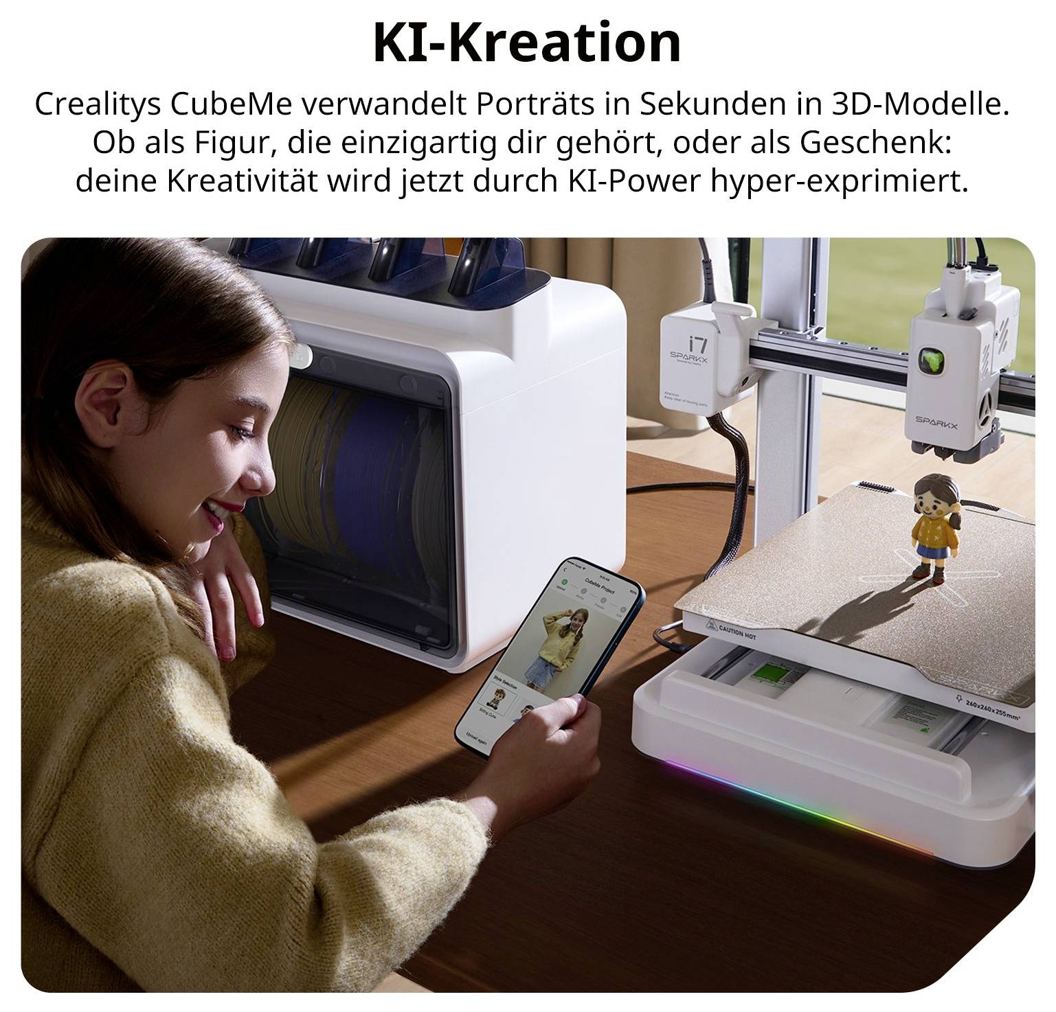Werbebild: Frau fotografiert eine Figur am 3D-Drucker; Text kündigt 'KI-Kreation' für Crealitys CubeMe an, der Porträts in 3D-Modelle verwandelt.
