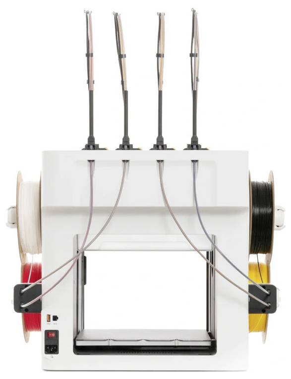 Ein 3D-Drucker mit vier oben angebrachten Extrudern und vier Filamentrollen, der ein Multi-Material-Druckaufbau zeigt.