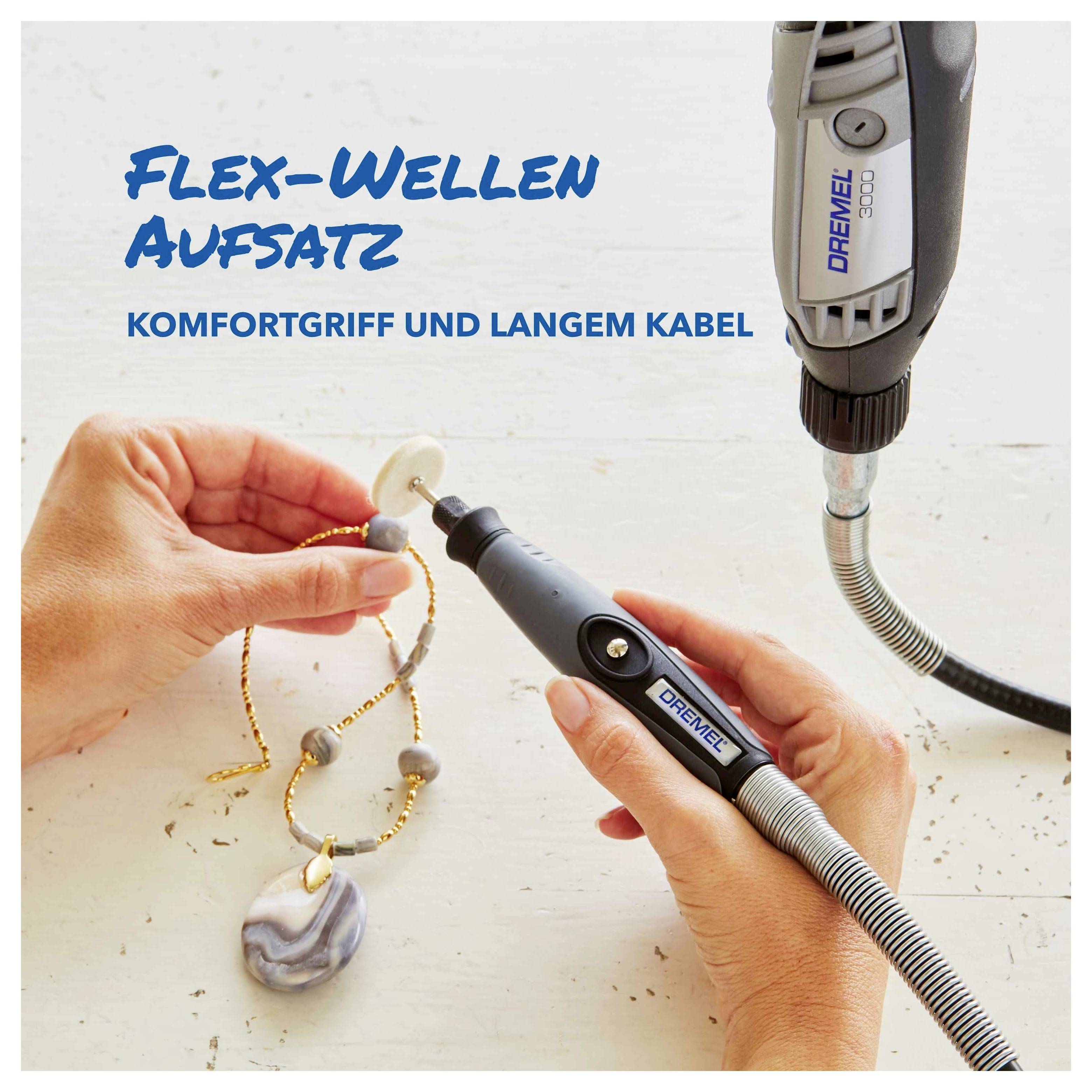 Hände, die einen Dremel-Flexwellen-Aufsatz verwenden, um einen Halsketten-Anhänger zu polieren; deutscher Text lautet „FLEXWELLEN-AUFSATZ