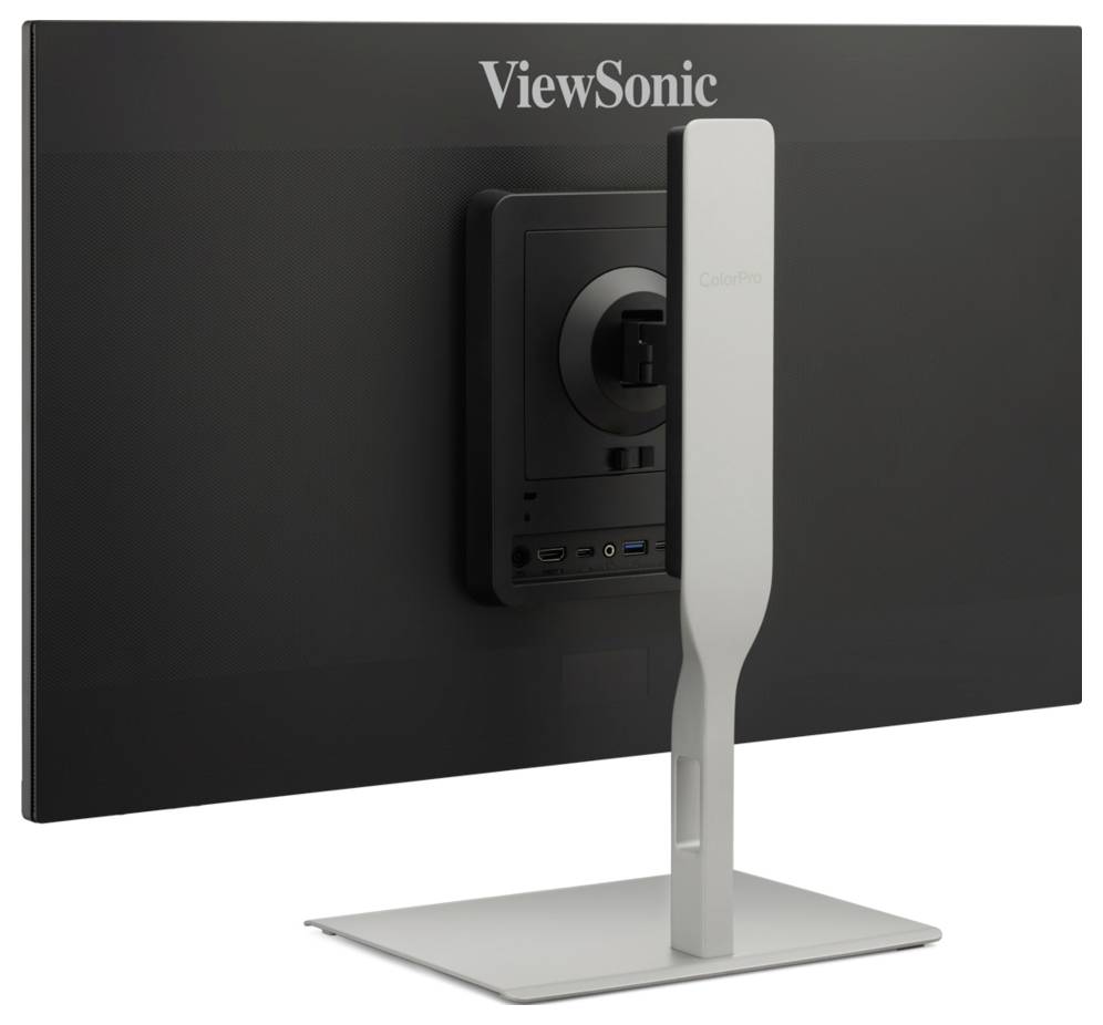 Rückansicht eines ViewSonic-Monitors auf einem silbernen Ständer, der das angebrachte Rückenpanel mit Anschlüssen und Kabelmanagement zeigt.