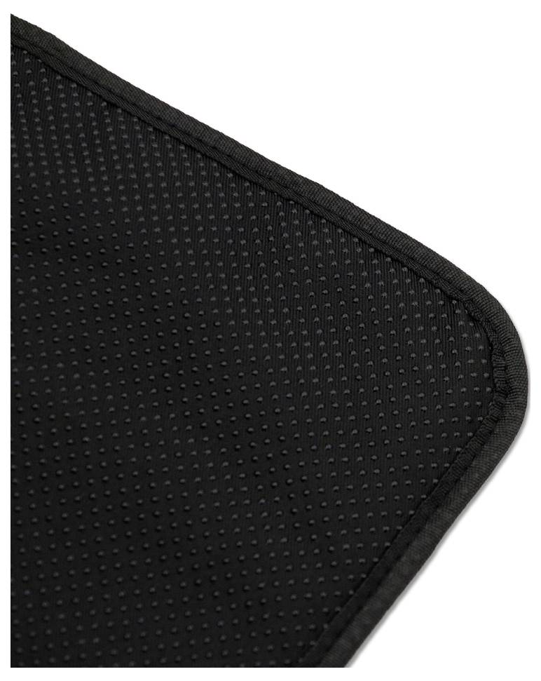 Nahaufnahme einer schwarzen strukturierten Matte oder eines Pads mit abgerundeten Ecken und genähter Kante auf weißem Hintergrund.