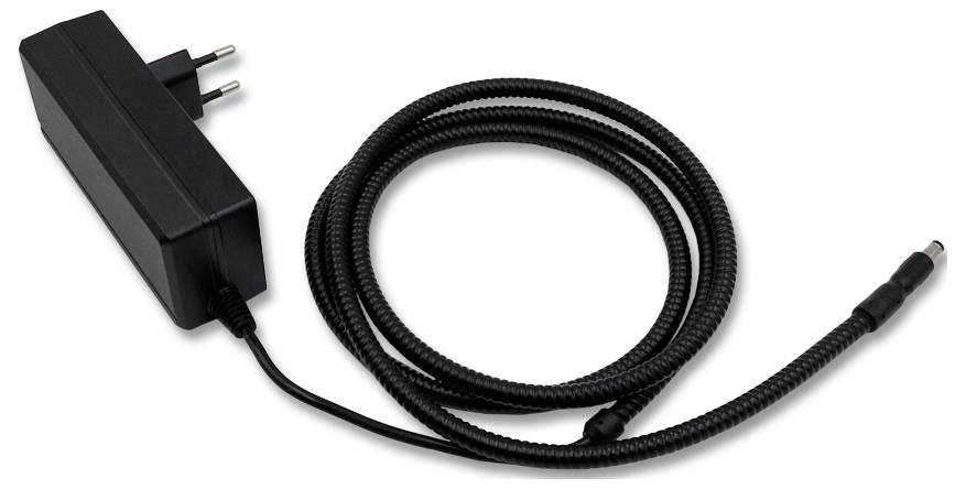 Schwarzer Netzteil mit europäischem Stecker und angebrachtem geflochtenen Kabel mit Hohlstecker-Anschluss.