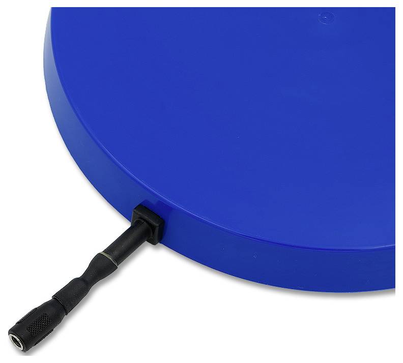 Nahaufnahme eines blauen kreisförmigen Geräts mit einem schwarzen zylindrischen Stecker oder Griff, der aus seiner Kante hervorsteht.