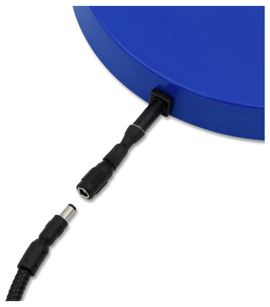 Nahaufnahme eines schwarzen Kabelsteckers, der in ein blaues kreisförmiges Gerät oder eine blaue Spule eingesteckt wird.