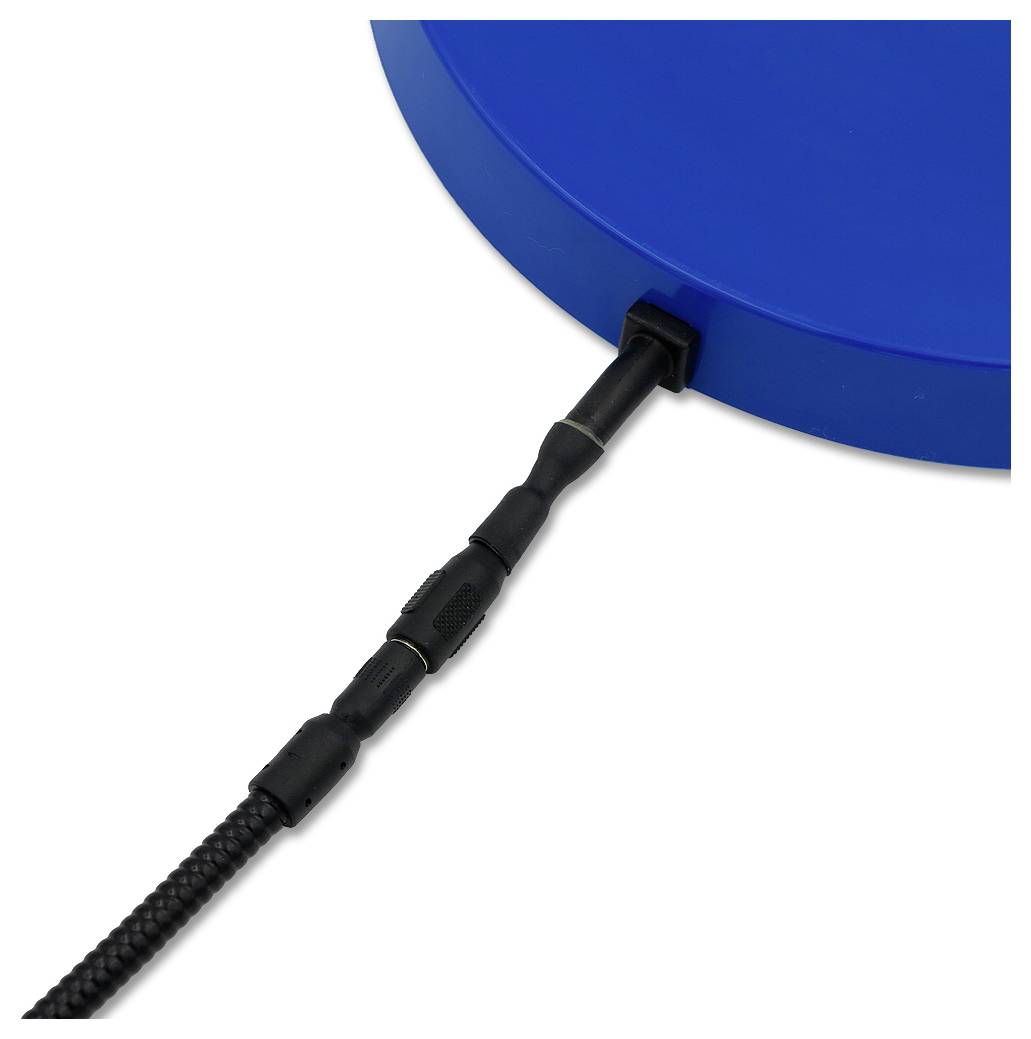 Nahaufnahme eines schwarzen Kabels, das an ein blaues Gerät oder eine blaue Spule gegen einen weißen Hintergrund angeschlossen ist, wobei der Stecker und die Kabeldetails sichtbar sind.