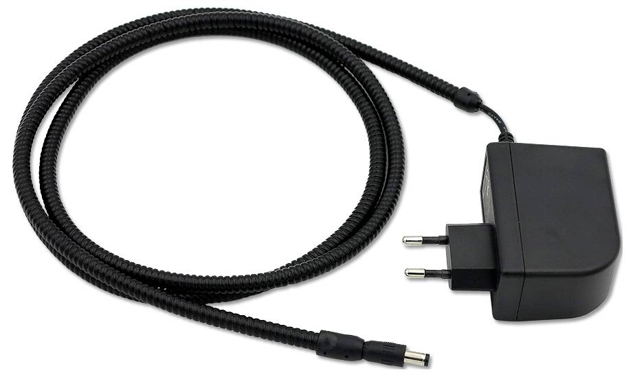 Schwarzer Stromadapter mit Spulenkabel und zweipoliger Stecker auf weißem Hintergrund.