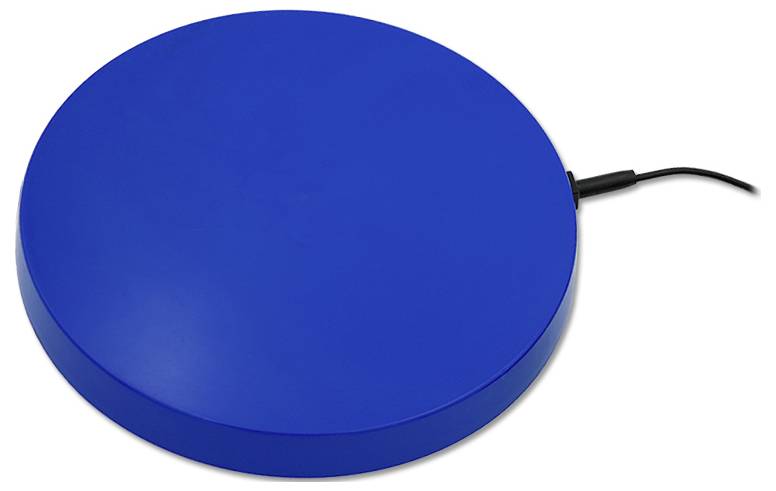 Blauer runder Druckknopf mit schwarzem Kabel auf weißem Hintergrund.