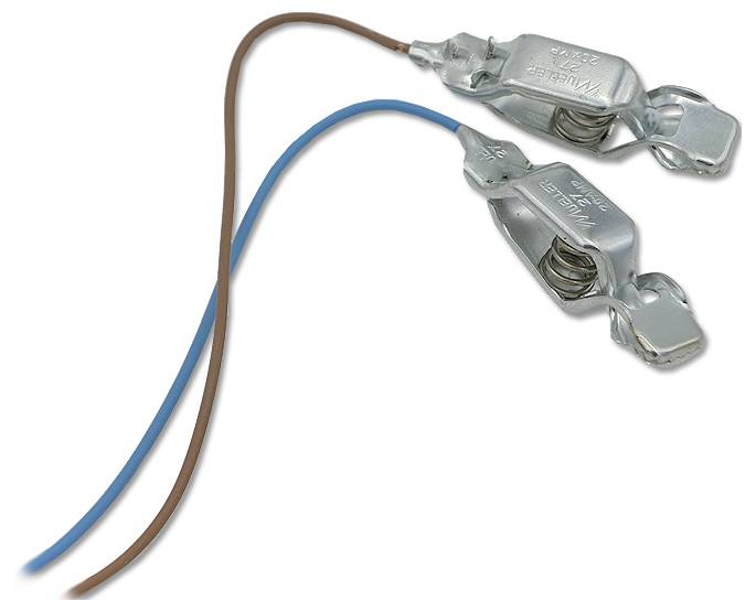 Zwei Krokodilklemmen-Messleitungen, eine braune und eine blaue, verbunden mit silbernen Metallklemmen.