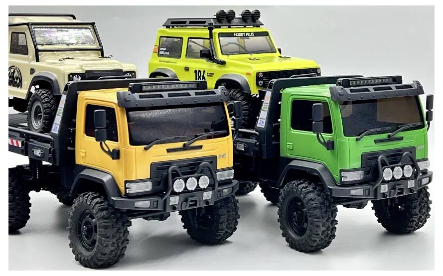 Vier Geländespielzeugwagen in Beige, Orange, Gelb und Grün, aufgereiht auf weißem Hintergrund.