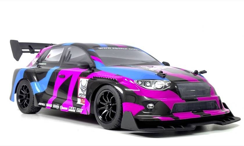 Ein rosa, blauer und schwarzer Rennwagen mit großem Heckflügel und flachem vorderen Spoiler auf weißem Hintergrund.