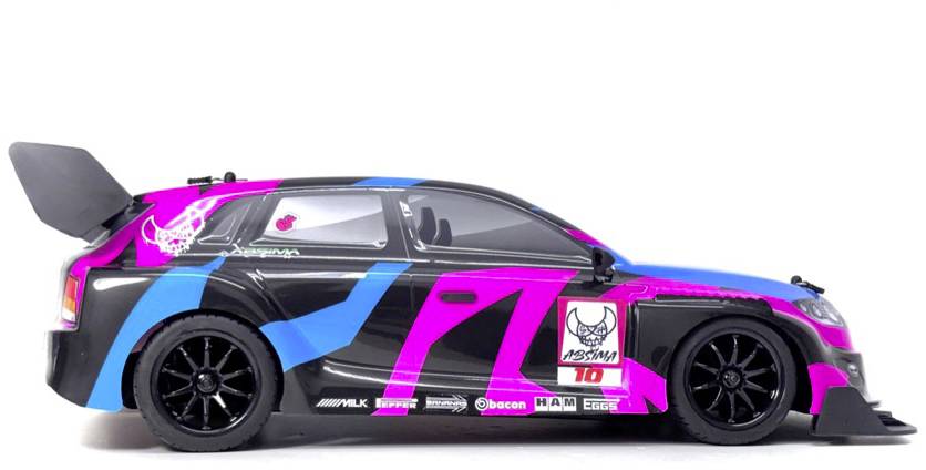 Seitenansicht eines Rennwagens mit schwarzer, blauer und neonpinker Lackierung, großem Heckflügel und Sponsor-Aufklebern auf weißem Hintergrund.