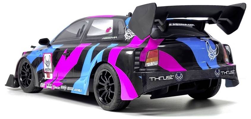Modifiziertes schwarzes Sportauto mit leuchtend rosa und blauen Renngraiken, großem Heckflügel, in Seitenheckansicht auf weißem Hintergrund dargestellt.