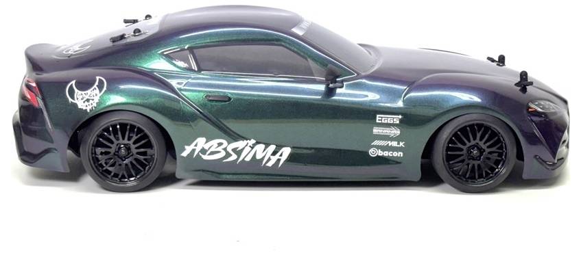 Seitenansicht eines dunkelgrünen Custom-Sportwagen-Modells mit Racing-Aufklebern und schwarzen Rädern auf weißem Hintergrund.