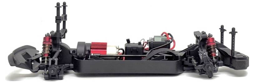 Seitenansicht eines schwarzen RC-Auto-Chassis mit freiliegender Aufhängung, Motor und elektronischen Komponenten auf weißem Hintergrund.