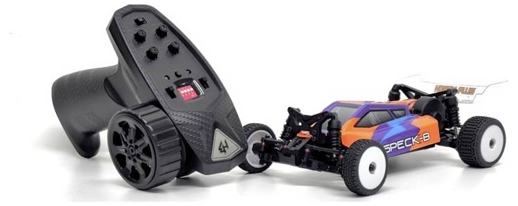 Ein schwarzer tragbarer RC-Controller neben einem kleinen Offroad-Rennwagen mit orange- und purpurfarbenem Karosserie, weißen Rädern und Heckflügel auf weißem Hintergrund.
