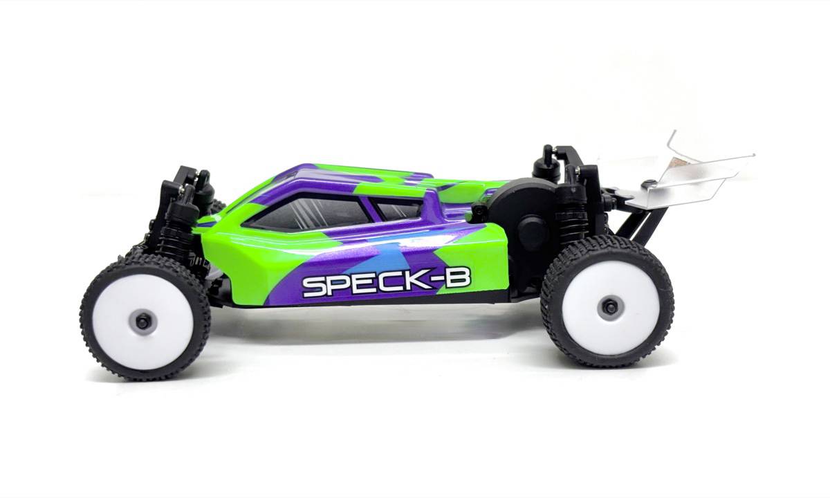 Seitenansicht eines grünen und violetten SPECK-B-Fernsteuerungs-Buggys mit weißen Rädern und Hecklügel auf einfachem weißem Hintergrund.