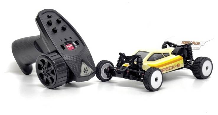 RC-Controller neben einem gelb-schwarzen ferngesteuerten Buggy-Auto auf weißem Hintergrund