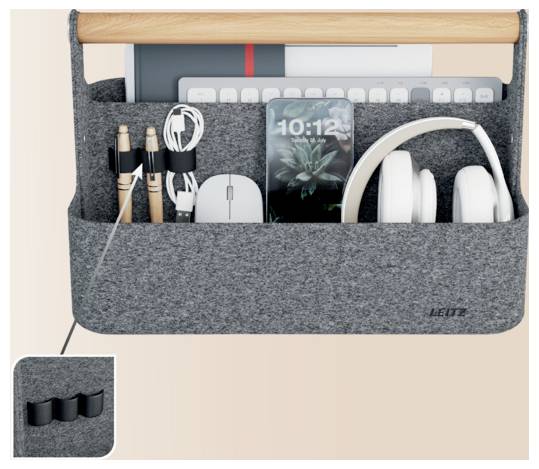 Grauer Filzschreibtischorganizer-Beutel mit Holzgriff, der eine Tastatur, Maus, Ohrhörer, Telefon, Tablet und Kopfhörer hält; die Vergrößerung zeigt eine abnehmbare Getränkehalter-Anbringung.