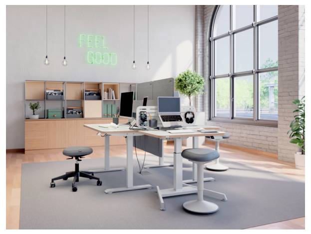Moderner Büroarbeitsbereich mit zwei Schreibtischen, Computern, Hockern, Regalen und großen Fenstern; Leuchtreklame an der Wand mit der Aufschrift „FEEL GOOD