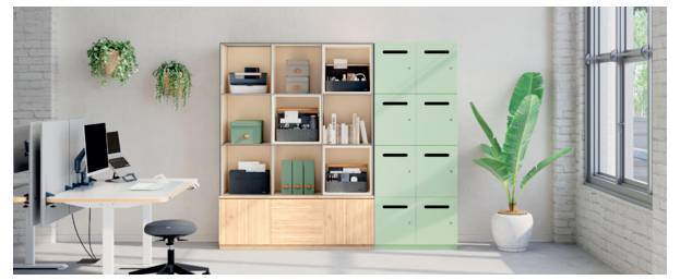 Modernes Bürointerior mit Schreibtisch, Regalen, mintfarbenen Lagerschränken und einer Topfpflanze neben großen Fenstern.
