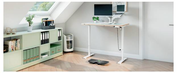 Modernes Homeoffice mit Stehschreibtisch, Dual-Monitor-Setup, Tastatur, Drucker, Lagerschrank und Dachfenster in einem hellen Dachzimmer