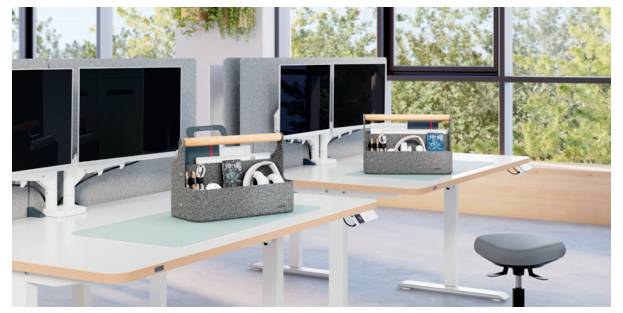 Modernes offenes Büro mit Reihen von Computermonitoren, Headsets und einem Hocker neben großen Fenstern mit Blick auf Bäume.