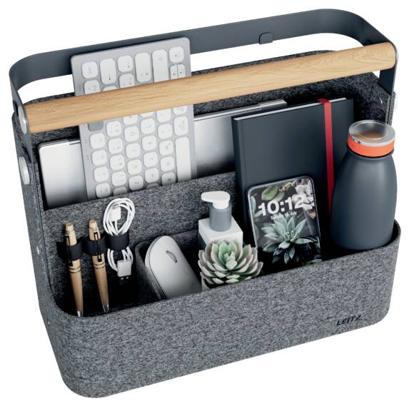 Graue Filzbürette für das Büro, die eine Tastatur, Maus, Stifte, Kopfhörer, Desinfektionsmittel, Notizbuch, Telefon und eine Wasserflasche mit Holzgriff hält.