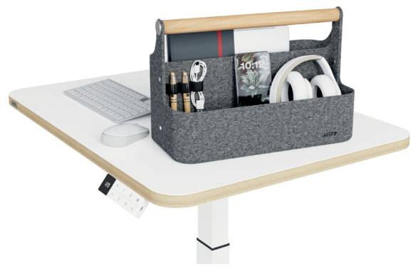 Schreibtisch-Organizer-Caddy auf einem Laptop-Stehschreibtisch, der Notizbücher, Stifte, Kabel und Kopfhörer hält.