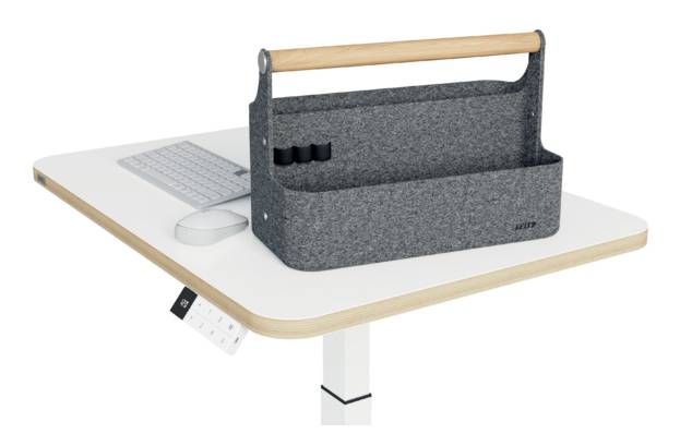 Grauer Filzschreibtischorganizer mit Holzgriff, der Stifte und Zubehör auf einer weißen Tischplatte neben einer Tastatur und einer Maus hält