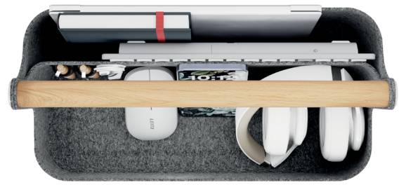 Draufsicht auf einen offenen Filz-Schreibtischorganizer mit einer Holzleiste vorne, der einen Laptop, ein Notizbuch, eine Maus, einen Stift, ein Ladegerät und Kopfhörer enthält.
