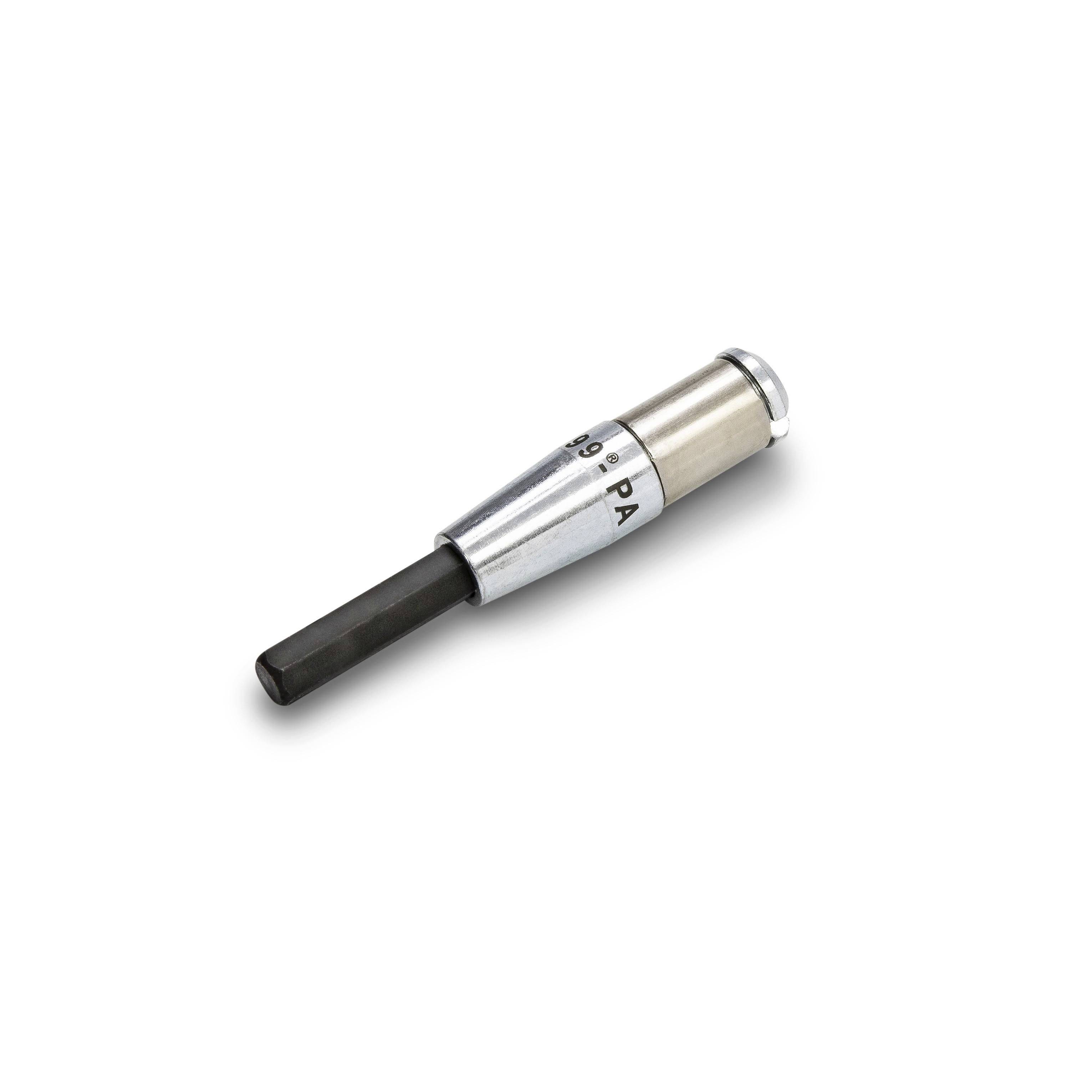 Ein Metallstecker oder Elektrostecker mit einer schwarzen Gummikappe, gezeigt auf weißem Hintergrund.