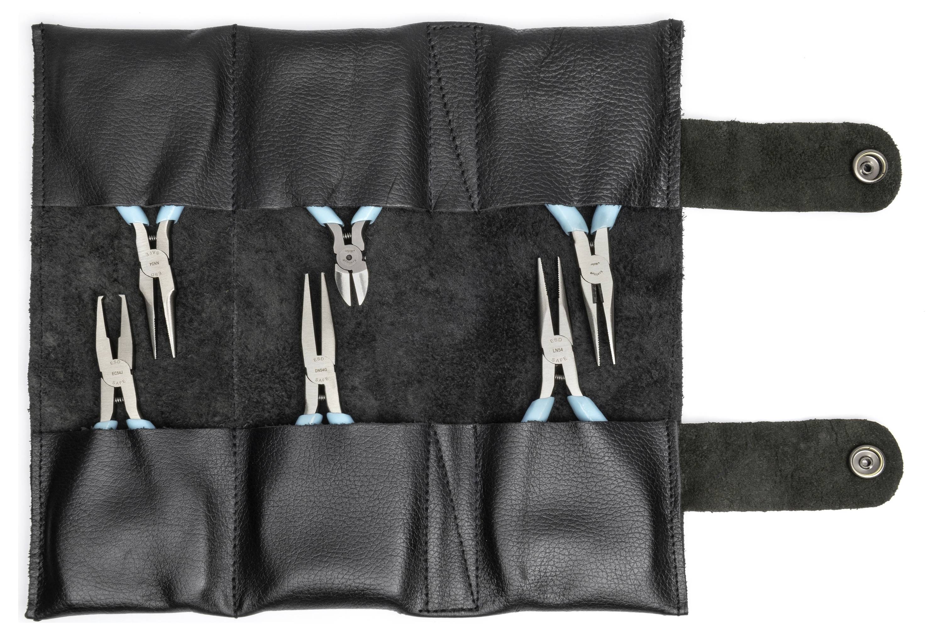 Schwarze Lederwerkzeugrolle mit sechs kleinen Zangen oder Schneidern in Taschen gesichert, geschlossen mit zwei Druckknopfriegeln gezeigt.