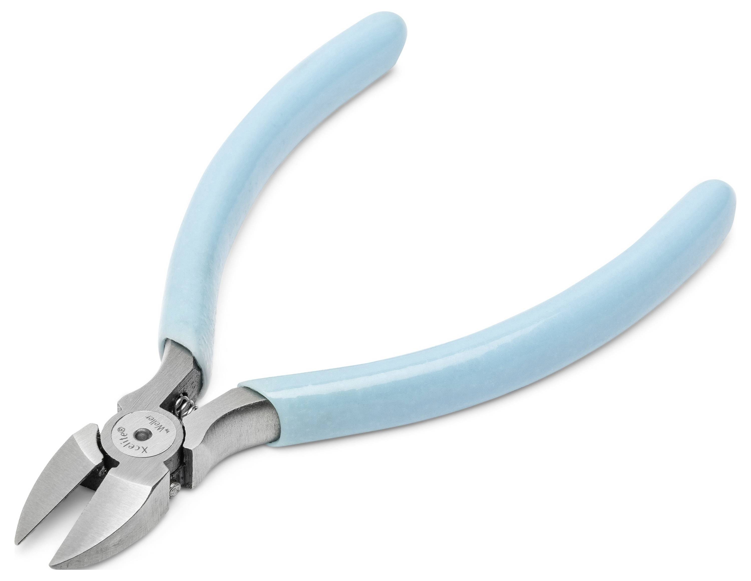 Hellblaue Diagonalzange mit offenen Metallbacken auf weißem Hintergrund dargestellt