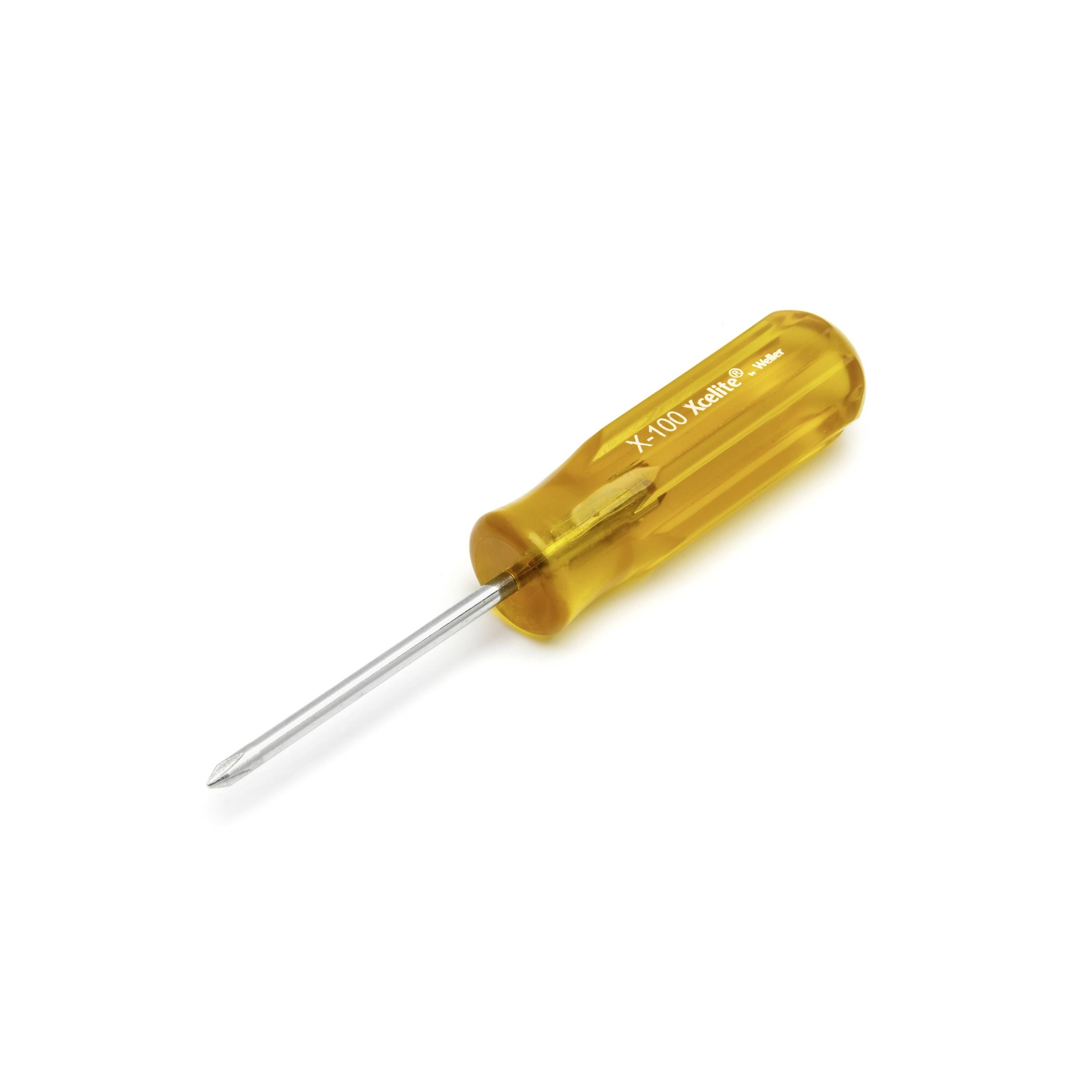 Schraubendreher mit Flachklinge und orangefarbenem Griff mit transparentem Metallschaft auf weißem Hintergrund.