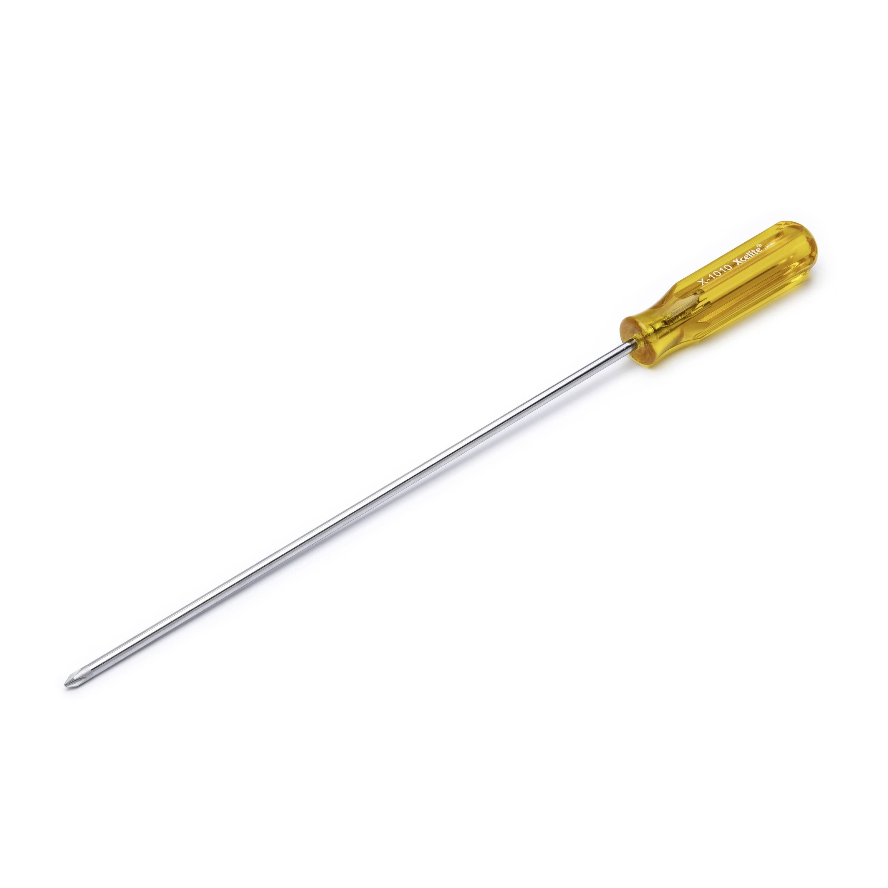 Eine Hand, die einen Schraubendreher in einem Computergehäuse hält, passt interne Hardware an oder repariert sie in der Nähe von Kabeln und Leiterplatten.