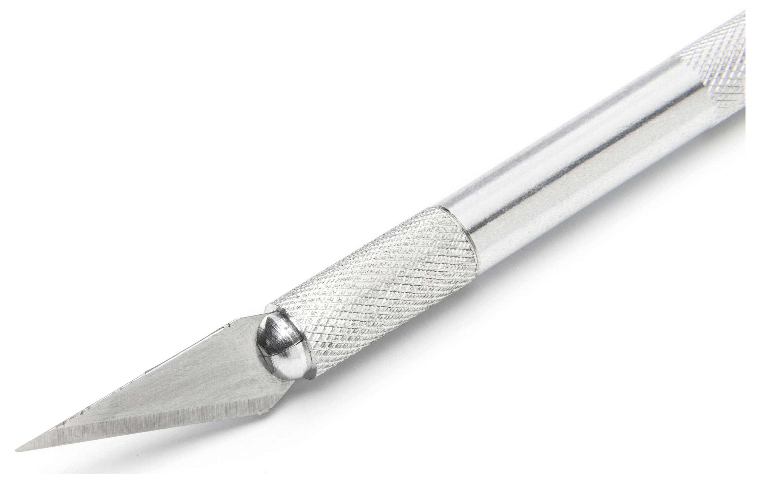 Nahaufnahme eines Metallhandwerksmessers mit einer scharfen dreieckigen Klinge und strukturiertem Griff auf weißem Hintergrund.