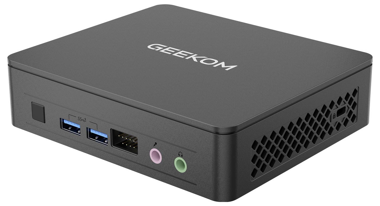 Schwarzer GEEKOM Mini-PC in Dreiviertelsansicht mit vorderen USB-Anschlüssen, Kopfhörer- und Mikrofon-Buchsen sowie seitlichen Belüftungsgittern.