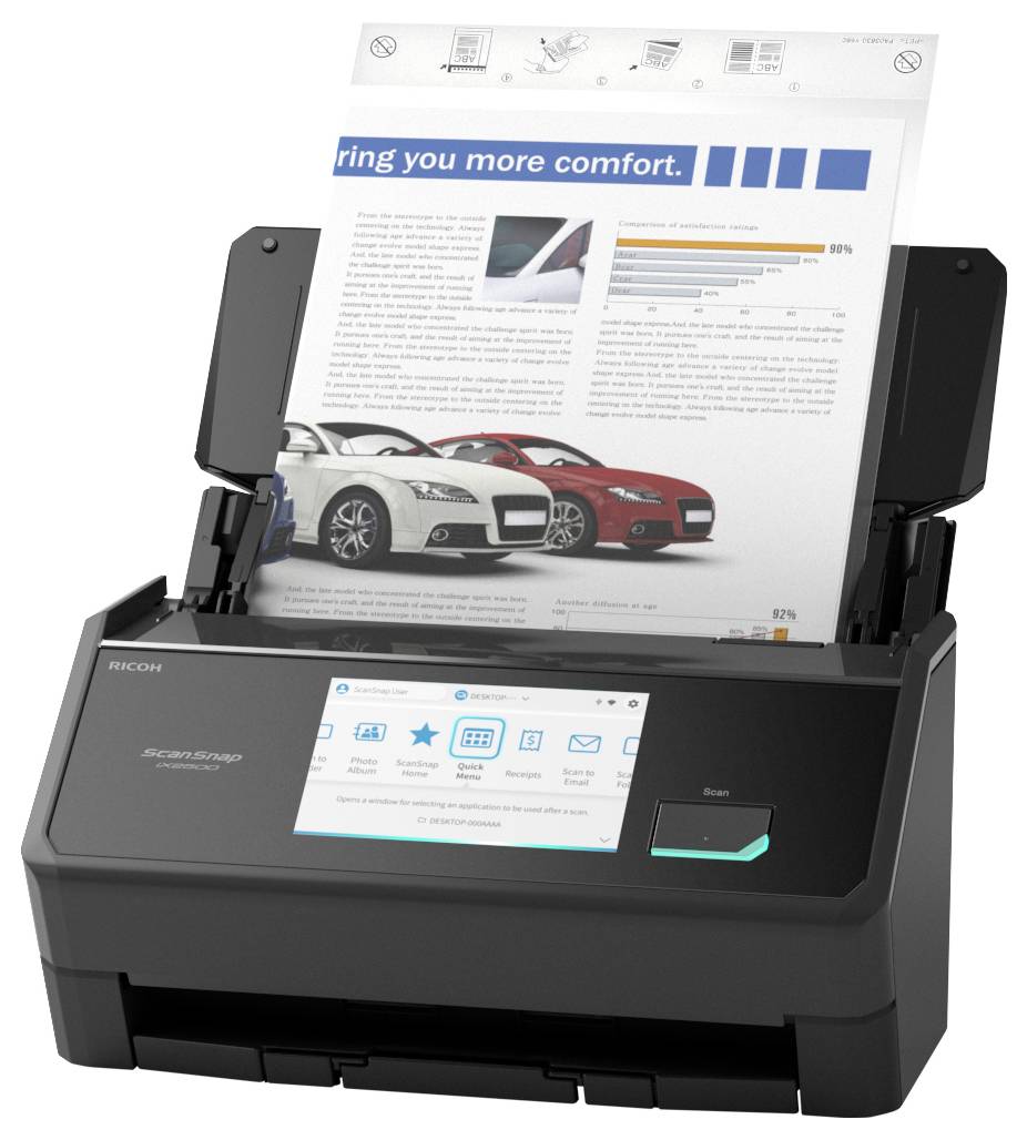 Ein Ricoh ScanSnap Dokumentenscanner, der eine gedruckte Seite mit Bildern von Autos und Diagrammen einzieht, wobei seine Scannoberfläche auf dem vorderen Display angezeigt wird.