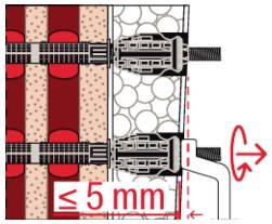 Querschnittsdiagramm von zwei Steckverbindern in einem Bedienfeld, das einen maximalen Vorsprungsspielraum von ≤ 5 mm zeigt, der durch einen roten Pfeil und eine Messlinie angegeben ist.