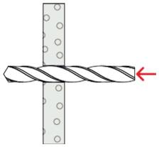 Spiralbohrer durchdringt eine senkrechte Platte, mit einem roten Pfeil, der nach links zeigt und die Bohrrichtung angibt.