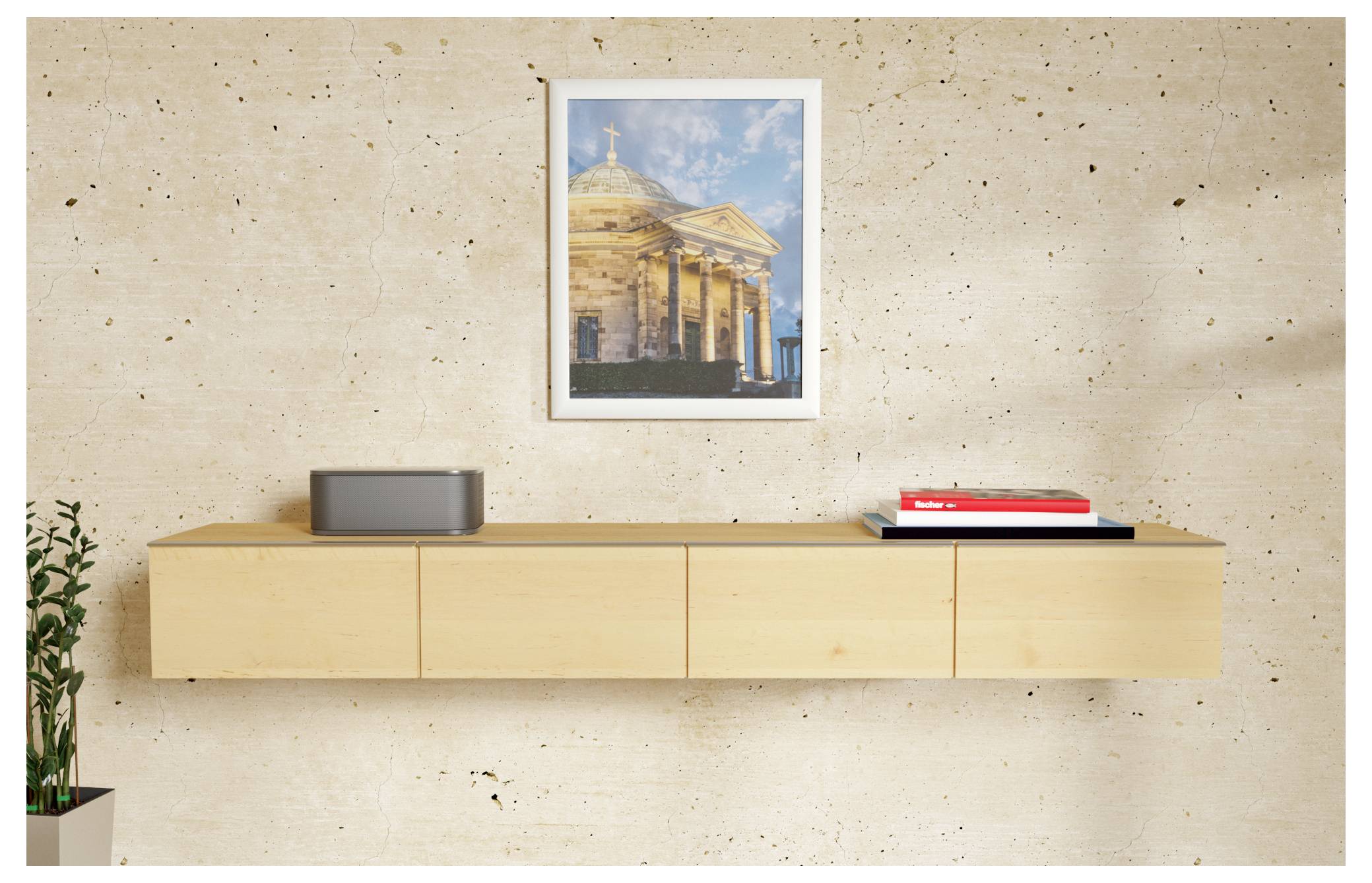 Minimalistische Innenwand mit einem schwebenden Holzschrank, kleinem Lautsprecher, gestapelten Büchern, einer Topfpflanze und einem gerahmten Foto eines klassischen Gebäudes darüber.